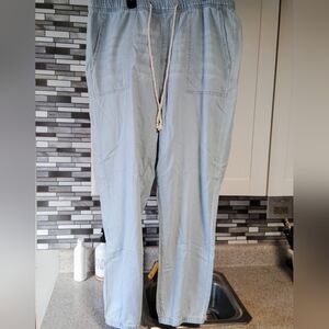 Celebrity Pink light wash Capri pants Large